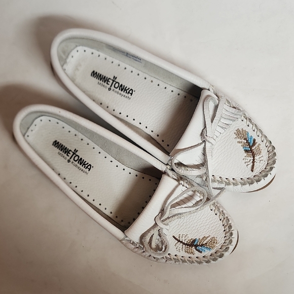 Minnetonka Shoes - Minnetonka Womens White Slip-On Moccasins with Beautiful Beaded Design Sz 9